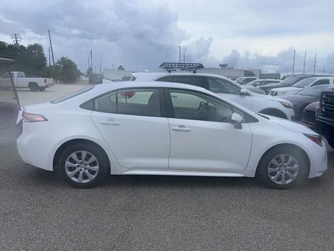 Used 2022 Toyota Corolla LE FWD image 3