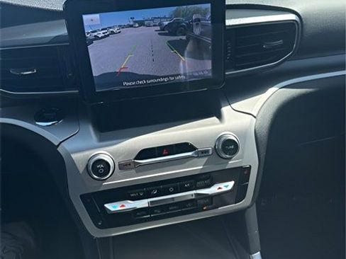Used 2022 Ford Explorer XLT w/ Equipment Group 202A image 3