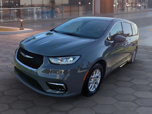 Used 2023 Chrysler Pacifica Touring-L FWD image 8
