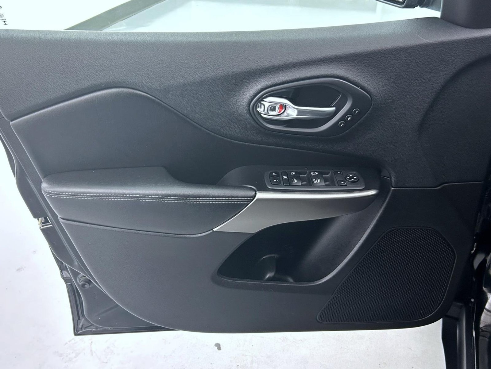 Used 2019 Jeep Cherokee Limited AWD/4WD image 9