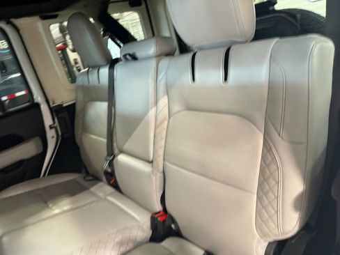 Used 2022 Jeep Wrangler Unlimited Sahara AWD/4WD image 15