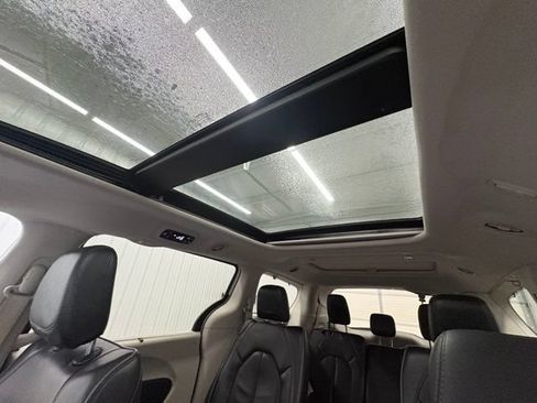 Used 2018 Chrysler Pacifica Limited w/ Tire & Wheel Group FWD image 36