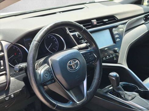 Used 2020 Toyota Camry SE w/ Blackout Package FWD image 10
