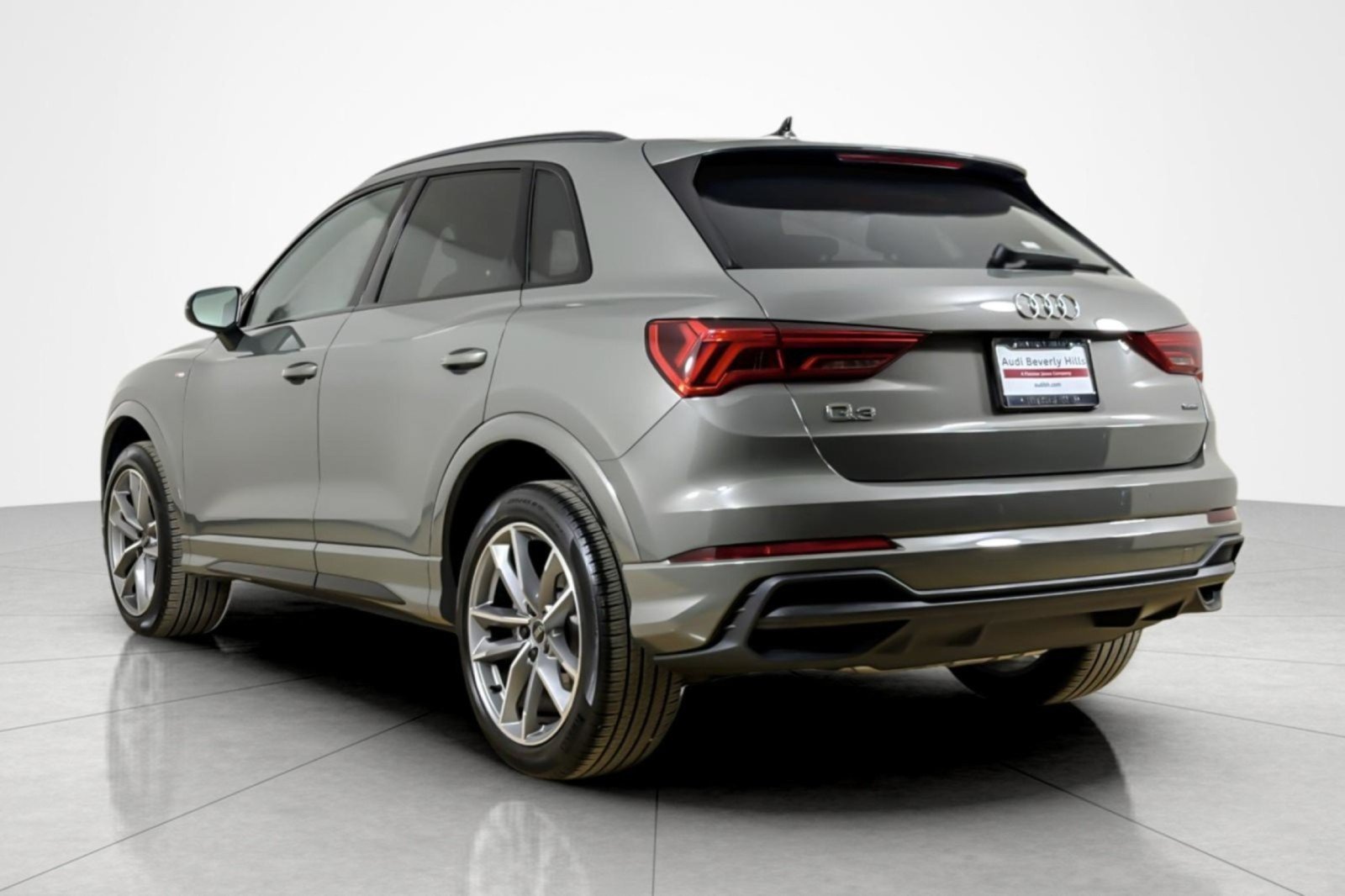 Used 2024 Audi Q3 2.0T Premium w/ Convenience Package AWD/4WD image 3