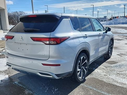 Used 2024 Mitsubishi Outlander SE image 3