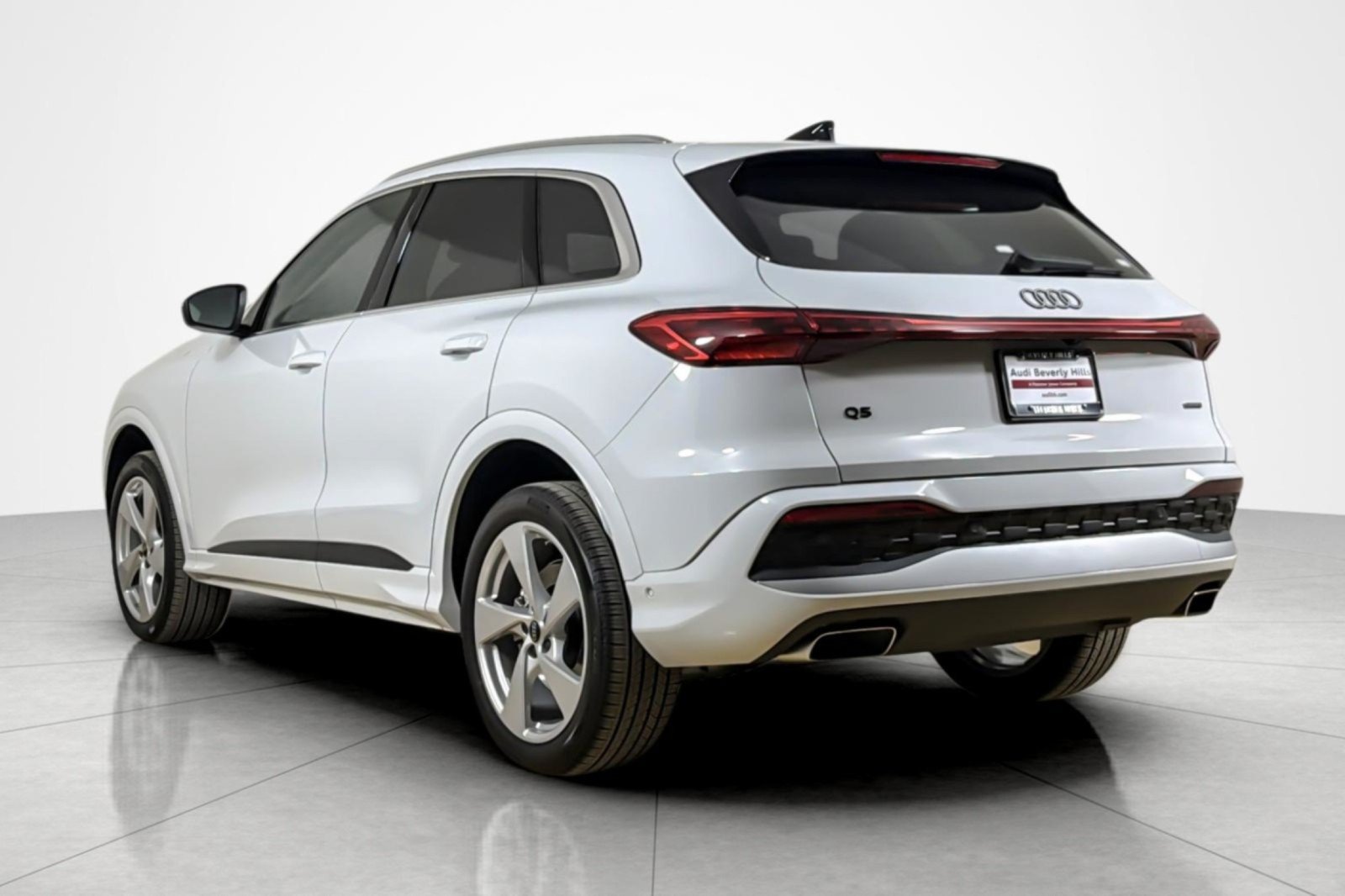 Used 2025 Audi Q5 Premium Plus w/ Premium Plus AWD/4WD image 3
