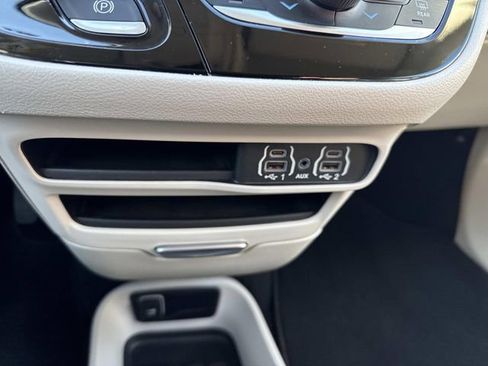 Used 2024 Chrysler Pacifica Touring-L FWD image 25
