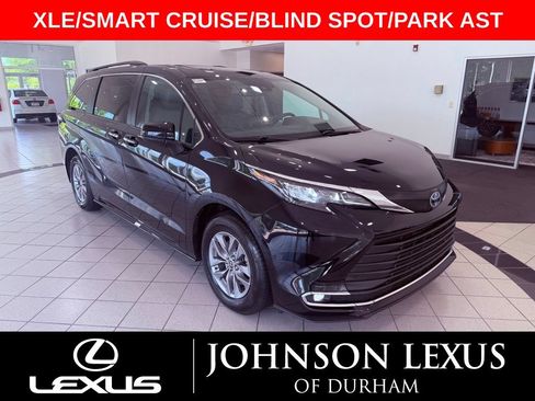 Used 2024 Toyota Sienna XLE FWD image 1