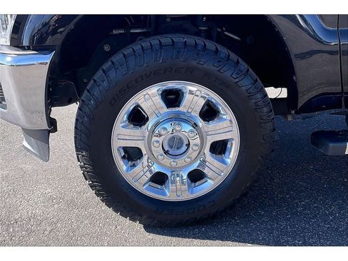 Used 2015 Ford F250 Lariat w/ Chrome Package image 9