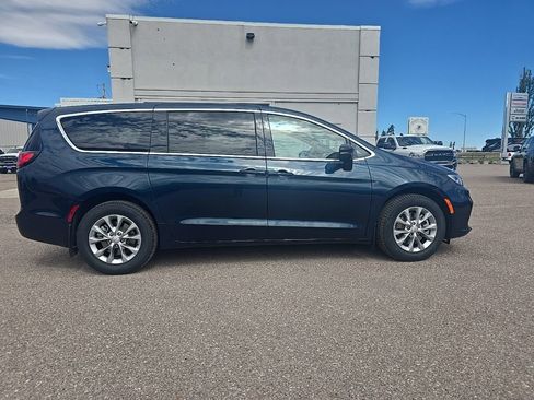New 2025 Chrysler Pacifica Select image 8