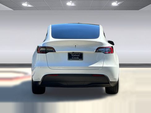 Used 2025 Tesla Model Y Long Range RWD image 9