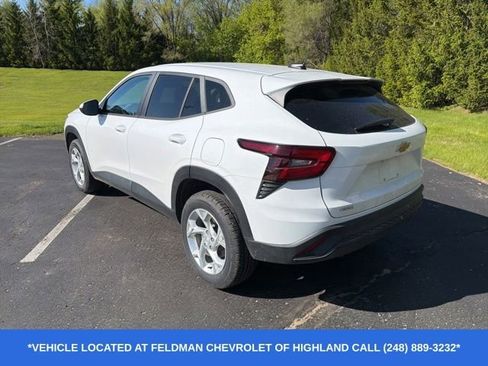 Used 2024 Chevrolet Trax LS w/ LS Convenience Package FWD image 2