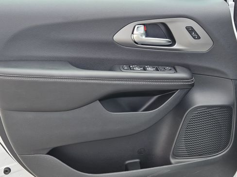 New 2027 Chrysler Pacifica Select FWD image 14
