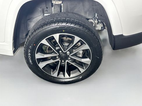 Used 2023 Jeep Grand Cherokee Overland w/ Advanced Protech Group III AWD/4WD image 11