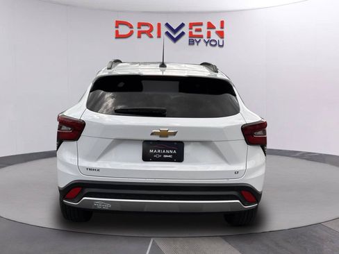 Used 2025 Chevrolet Trax LT w/ LT Convenience Package FWD image 5
