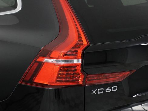 Used 2022 Volvo XC60 B5 Inscription w/ Climate Package image 18