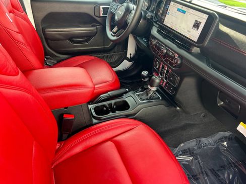 Used 2024 Jeep Wrangler Unlimited Rubicon image 16