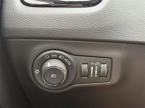 Used 2020 Jeep Compass Latitude image 19