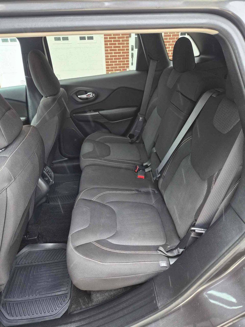 Used 2016 Jeep Cherokee Latitude w/ Comfort/Convenience Group AWD/4WD image 17