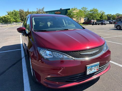 Used 2017 Chrysler Pacifica Touring FWD image 2