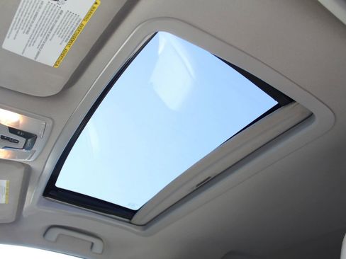 Used 2015 Toyota Sienna XLE w/ XLE Navigation Package FWD image 27