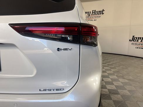 Used 2025 Toyota Highlander XLE image 37