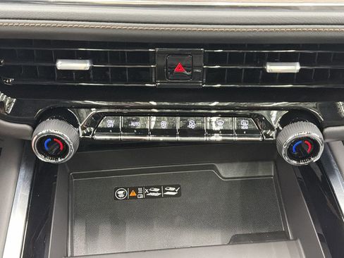 Used 2025 Chevrolet Suburban High Country AWD/4WD image 21