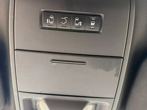 Used 2017 Dodge Grand Caravan SXT image 27