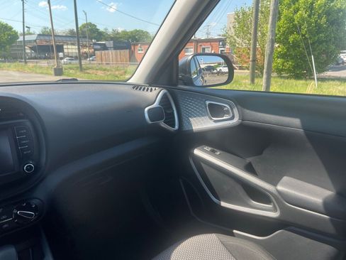 Used 2025 Kia Soul LX w/ LX Technology Package FWD image 33