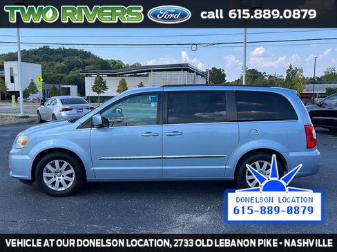 Used 2013 Chrysler Town & Country Touring FWD image 5