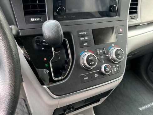Used 2016 Toyota Sienna LE image 34