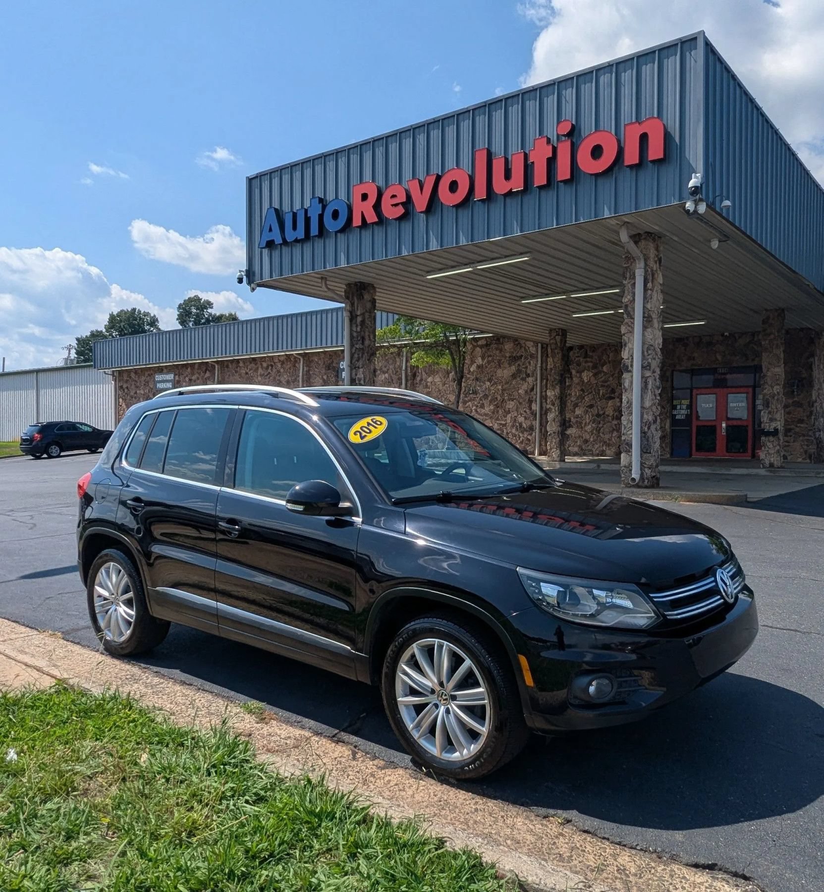 Used 2016 Volkswagen Tiguan SE FWD image 1