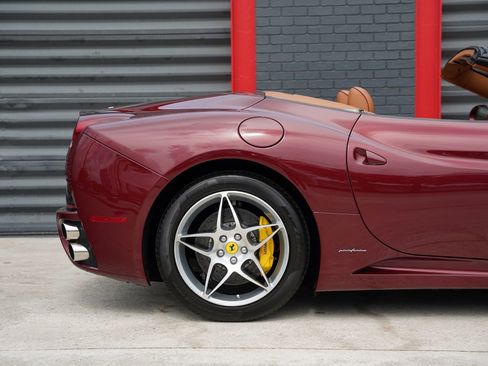 Used 2010 Ferrari California RWD image 19