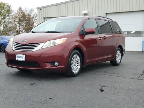 Used 2017 Toyota Sienna XLE Premium image 3