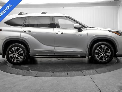 Used 2021 Toyota Highlander XLE AWD/4WD image 8