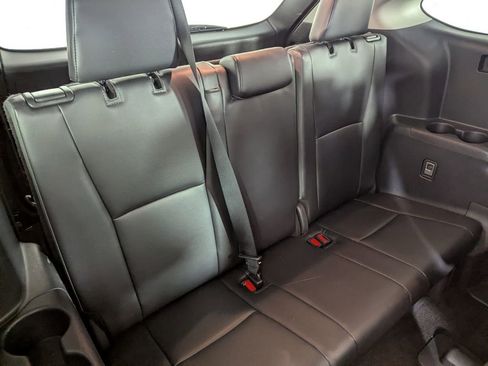 Used 2024 Toyota Highlander XLE image 32