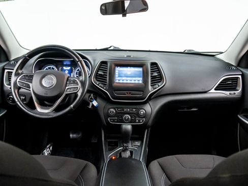 Used 2019 Jeep Cherokee Latitude w/ Cold Weather Group FWD image 9
