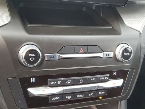 Used 2020 Ford Explorer XLT image 18