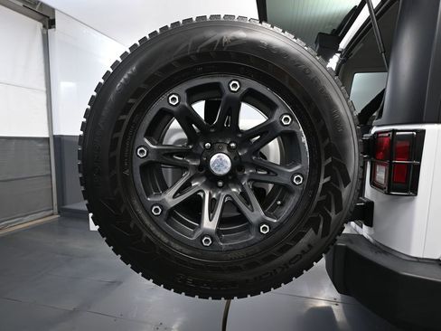 Used 2018 Jeep Wrangler Unlimited Sahara w/ Connectivity Group image 15