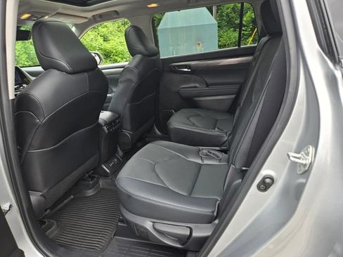 Used 2022 Toyota Highlander Platinum FWD image 18