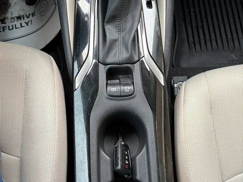 Used 2022 Toyota Corolla LE FWD image 19