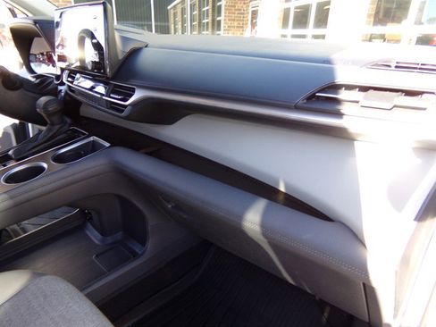 Used 2024 Toyota Sienna LE image 37