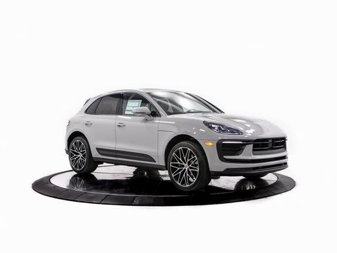 Certified 2025 Porsche Macan image 9
