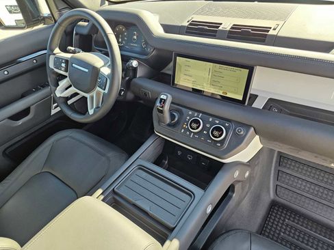 New 2024 Land Rover Defender 110 SE image 10