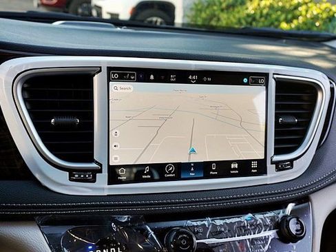 New 2023 Chrysler Pacifica Limited image 36