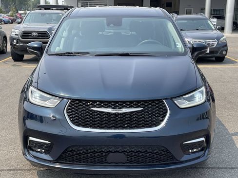 Used 2023 Chrysler Pacifica Touring-L FWD image 12