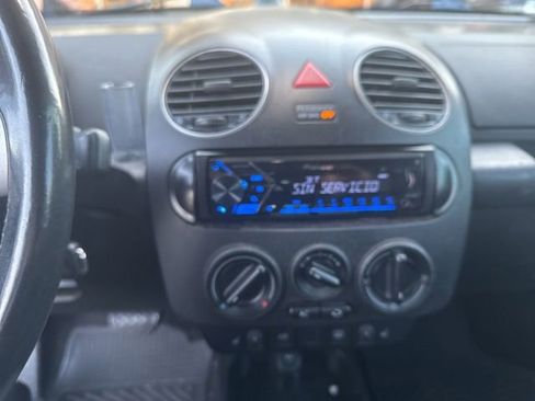 Used 2008 Volkswagen Beetle SE FWD image 4