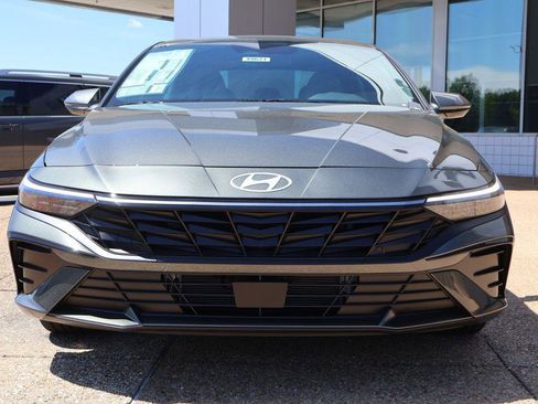 New 2026 Hyundai Elantra Limited FWD image 8