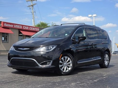 Used 2019 Chrysler Pacifica Touring-L FWD image 2