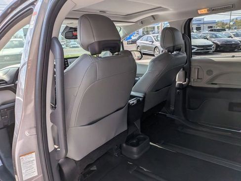 Used 2022 Toyota Sienna XLE AWD/4WD image 17